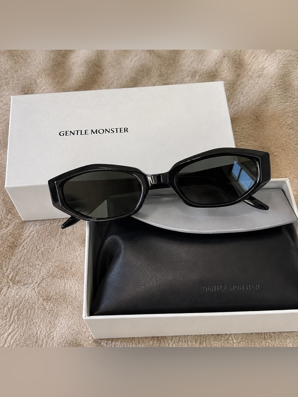 GENTLE MONSTER Black Glossy Hexagonal Sunglasses